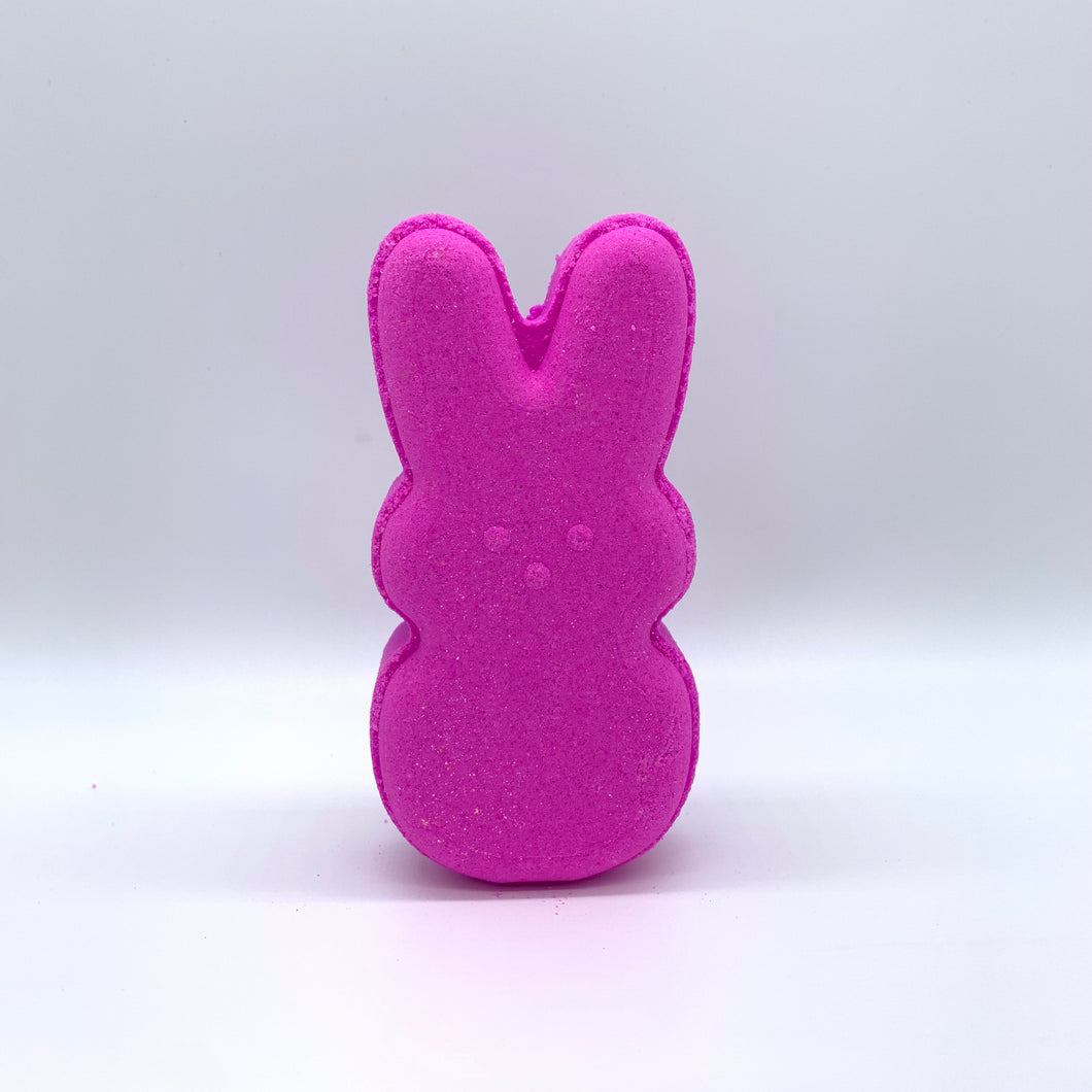 Bombe de bain en forme de lapin de Pâques de couleur rose vive.