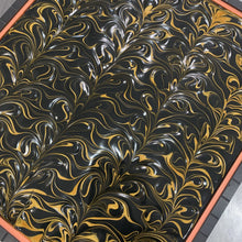 Charger l&#39;image dans la galerie, Le savon Palo Santo est frais coulé dans le moule à savon. Il est de couleur noire avec un marbrage doré sur le dessus. 
