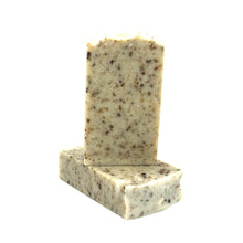 Charger l&#39;image dans la galerie, Savon naturel beige et brun mataché. Le savon est composé en partie de morceaux de savon noir Africain.
