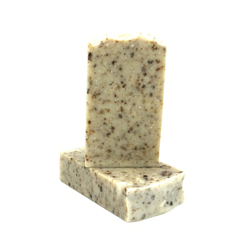 Savon naturel beige et brun mataché. Le savon est composé en partie de morceaux de savon noir Africain.